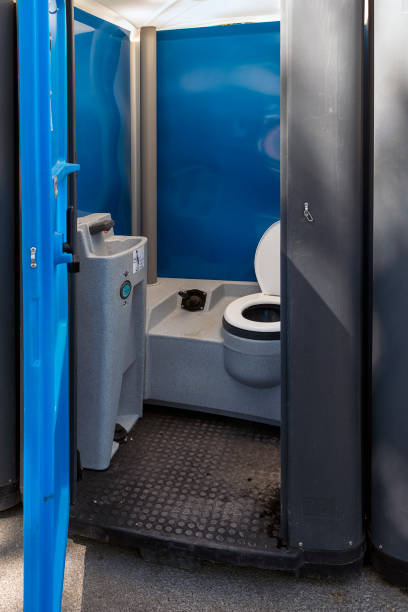 Porta potty delivery and setup in Cutler, CA